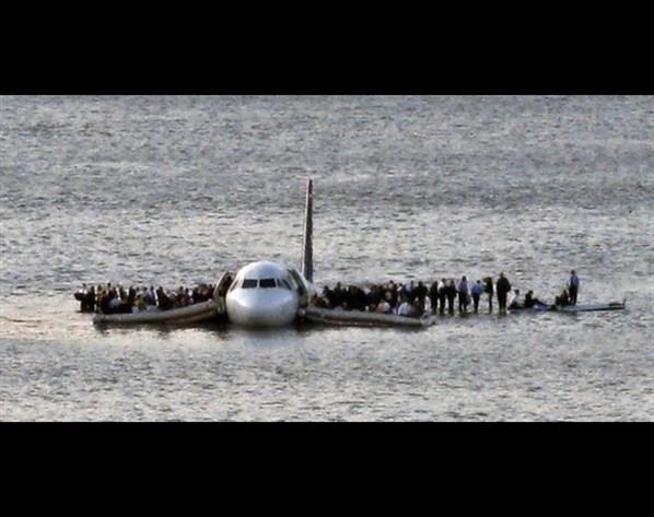 2009`da Hudson nehrine zorunlu ini yapan ABD uandan bir kare. Mucizevi bir ekilde kazadan herkes kurtulmutu.