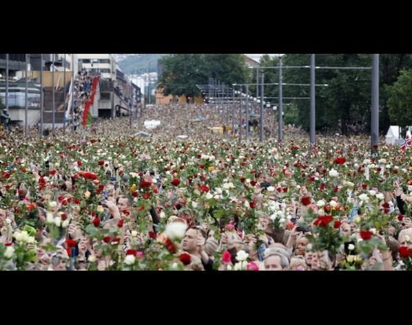 Norve`te 2011`de yaanan "Anders Breivik" katliamnn ardndan sokaklara dklen Norveliler.