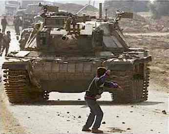 srail tanklarna meydan okuyan Filistinli ocuk.