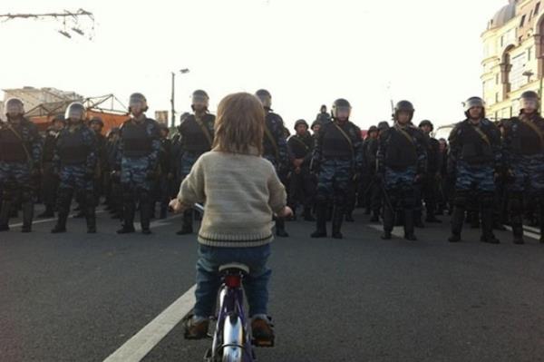 2012 ylnda Rusya lideri Putin kartlarnn protestosunda polise karsna alm bisikletli kk ocuk