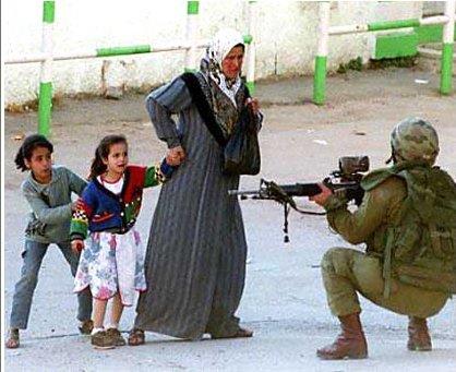Silahl srail askerinin zerine yryen bir anne ve ocuklar