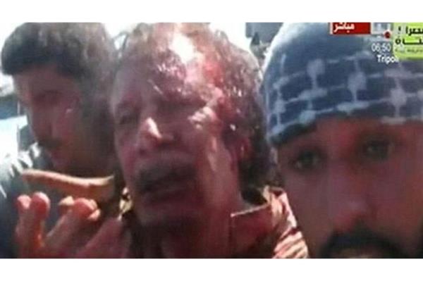 2011'de Libya`nn devrik lideri Kaddafi, isyanclar tarafndan lme gtrlrken,.