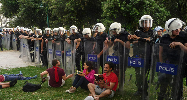 Gezi Park direniinde ilgin anlardan bir kare
