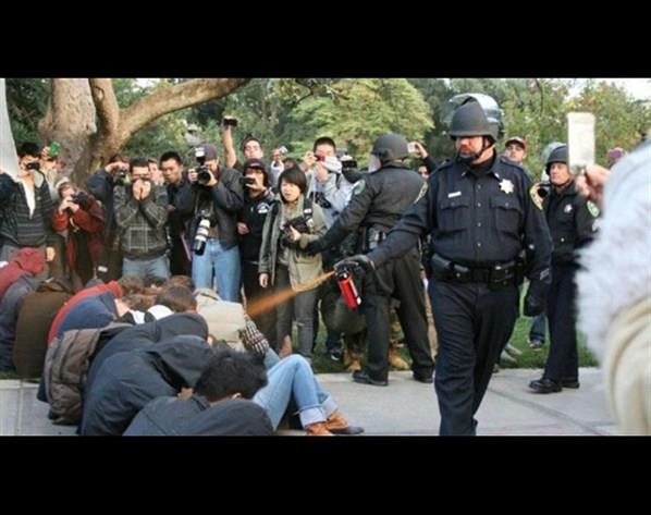 2011`de "Occupy" protestosuna destek veren eylemciye polisin biber gazyla mdahale ettii an.