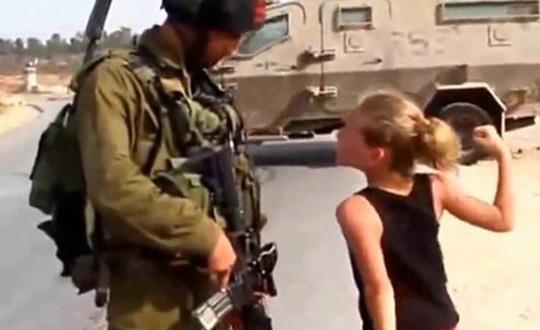 Filistinli kk bir kzn srail askerlerine kafa tutuu.