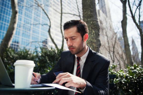 Gn atlatmak iin kafein, uyuyabilmek iinse uyku haplar alyorsunuz ve uyandnzda normalden daha uykulu kalkyorsunuz. Bu nedenle de yeniden kafeine ihtiya duyuyorsunuz.