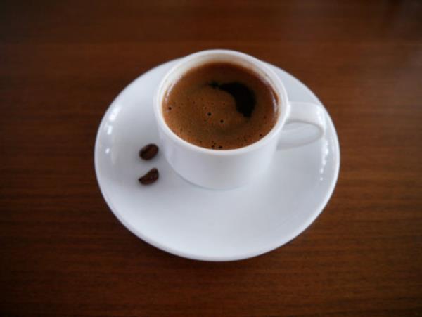 Doal kafeinle ilgili bir sorun yok ancak sala bilinen bir yarar da yok.