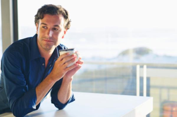 Bazlar uyumadan nce kahve iip sonrasnda da bebekler gibi uyuyabilir. Bazlarysa zellikle akam yemeinden sonra kahve imilerse kendilerini yatakta kalpleri hzla atarken ve zihinleri durmadan alrken bulabilirler.