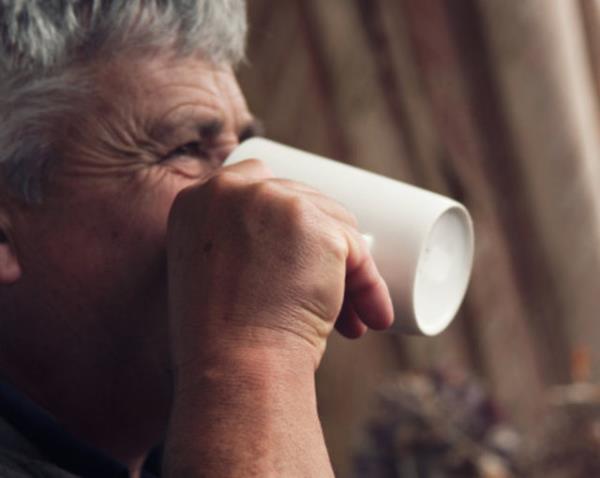 Kafein laboratuar faresi gibi davranmamza yol ayor Kahve ve ay gibi kafeinli eyler insanlarn davranlar zerinde kalc etkiler brakyor. rnein sabah erken saatlerde ve leden sonra ona ihtiya duyuyorlar.