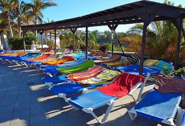 8. Havuzun kenar�nda en iyi yerden �ezlong kapabilmek i�in saat 5'te kalkan erkenciler...