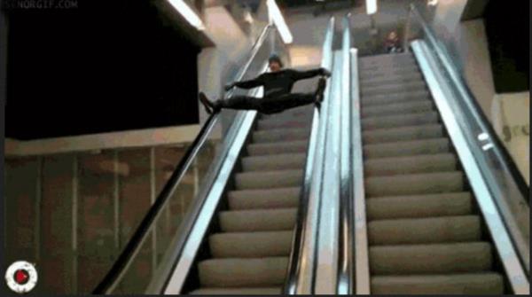 5. Y�r�yen merdivende solda durandan ziyade...