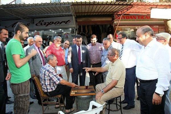 3. Arkada�lar�yla tavla oynamay� esnafl�ktan �nde tutan muhabbet sevdal�s�