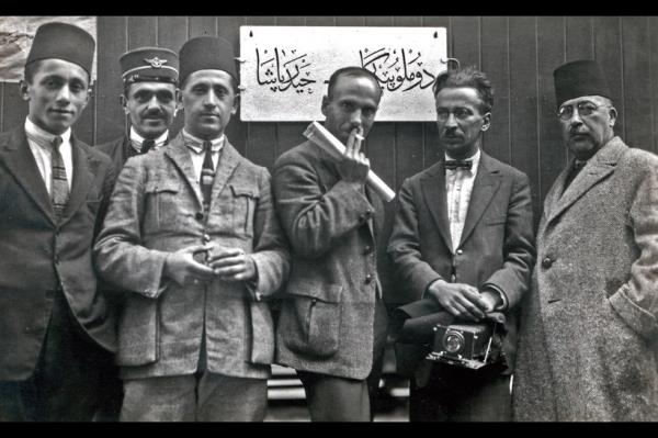 nn Zaferi&#8217;nin yldnmnde Dumlupnar&#8217;a giden foto muhabirleri Haydarpaa Gar&#8217;nda. Sadan: Ferit brahim, Namk Grg, Hamdi Cezmi, ismi mehul istasyon efi ve bilinmeyenler.