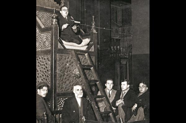 Sleymaniye Camii&#8217;nde Hafz Kemal Bey tarafndan Trke Kur&#8217;an okunurken, Ali Ersan ve Selahattin Giz (sadan 2. ve 3.) byle poz vermiler. 25 Ocak 1932