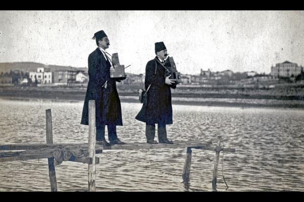 1910 ylnda devletten 001 numaral foto muhabiri kimlii alan, Trk basn tarihinin ilk foto muhabiri Ferit brahim (sa bata).