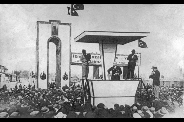 smet nn, Sivas&#8217;ta Samsun-Sivas Demiryolu&#8217;nun Sivas hattnn alnda 30 bin kiiye konuurken foto muhabirleri en iyi ay bulmaya alyor. 2 Eyll 1930