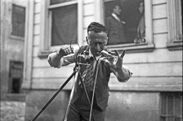 Serginin kratr Cengiz Kahraman, sergiye neden byle bir isim verdiini, &#8220;1950&#8217;li yllarda foto muhabirlii yapan Ylmaz Canel ve Muammer Tuncer ile birka kez rportaj yaptm. Sohbet ederken alma koullarnn zorluuyla ilgili byle bir cmle sylediler. Mesele sadece mek deil, yaralanan, lenler oluyor.&#8221; cmleleriyle anlatyor. Eylle kadar devam edecek sergiden bir seki hazrladk.