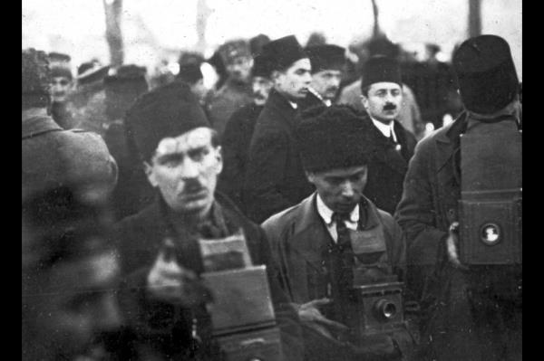 Zafer kazanan ordunun stanbul&#8217;a giriini Galata Kprs stnde belgeleyen foto muhabirleri. 6 Ekim 1923