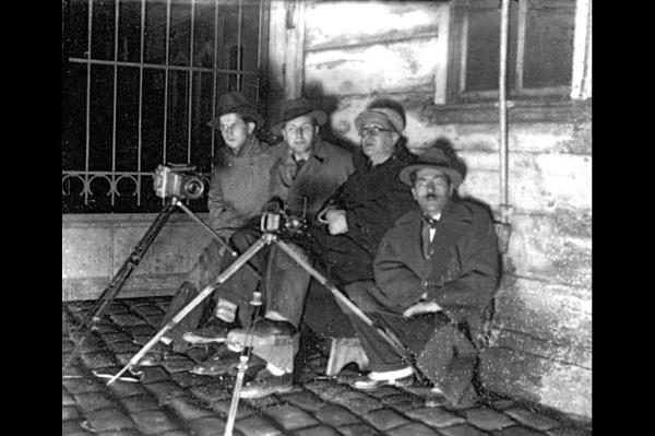 Galata Rht-m'nda sabaha kar Odesa'dan gelecek olan Rus siyaseti Leon Davitovi Troki'nin stanbul'a ayak basmasn bekleyen drt foto muhabiri, soukla baa kmaya urayor. Faik enol, Ali Ersan, Namk Grg ve Hilmi ahenk, 12 ubat 1929 Sal sabah Troki&#8217;yi ekemedi ama ama arkadalar onlar byle grntledi.