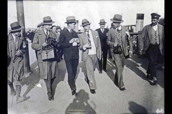 Galata Kprs stnde beyanat almaya alan muhabirler. Arkada kr Saracolu grnyor. Sol bata Faik enol, yannda Ali Ersan, sadan ikinci ise Hilmi ahenk.