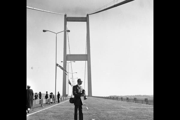 Cumhuriyet gazetesi foto muhabiri Seluk Aybatar, Boazii Kprs&#8217;nn alnda. 30 Ekim 1973