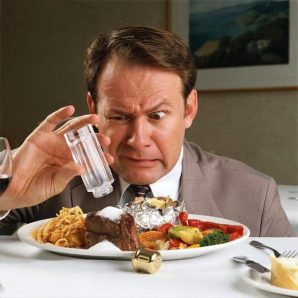 <p>Yemeg&#774;in tadna bile bakmadan elimize tuzlug&#774;u almayalm... </p>  Tuzsuz ekmek yiyelim...   <p>Konserve, turs&#807;udan uzak duralm, zellikle turs&#807;u ok tuzludur... </p>  Salamura besinleri tketmeyelim...   <p>Tuzu azaltlms&#807; peynir yiyelim...</p>