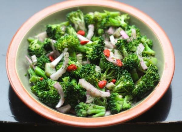 Tuzsuz yemek ok tatsz diyorsanz biber, sirke, limon suyu ve deg&#774;is&#807;ik bitkilerle yemek tatlandrlabilir.   <p>Soslarn og&#774;u tuzludur. </p>  lenmi etlerden (sucuk, pastrma, sosis, salam, jambon) kanalm...