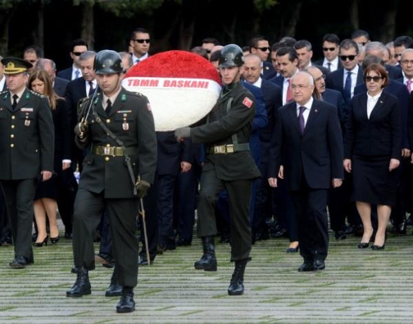 23 Nisan Ulusal Egemenlik ve ocuk Bayram dolaysyla Antkabir'de tren dzenlendi. Dzenlenen trene TBMM Balan Cemil iek, Babakan Recep Tayyip Erdoan, CHP Genel Bakan Kemal Kldarolu, MHP Genel Bakan Devlet Baheli ve devlet erkan katld.