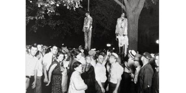 Beyaz bir kza tecavz sulamasyla aslan iki gen siyah erkein bu fotoraf ABD'de ekildi. 10 bin kiinin izledii idam sonrasnda gen kza amcasnn tecavz ettii anlald...