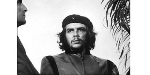 <p><b>Alberto Korda`nn objektifinden Che Guevara</b></p>    Alberto Korda'nn 5 Mart 1960 tarihinde La Coubre patlamasnda hayatn kaybedenler iin dzenlenen cenaze treninde ektii nl fotoraf ancak yedi yl sonra yaymlanmtr. Maryland Institute College of Art bu fotorafn dnya zerindeki en nl fotoraf ve 20. yy.'n sembol olduunu belirtmitir...
