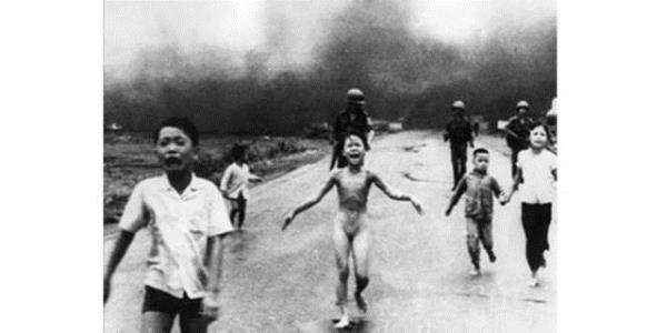 <p><b>1972 Ut Cong Huynh</b></p>    Gney Vietnam uaklarnn bir kyn ortasna yanllkla drd napalm bombas geride bu grntleri brakt. zerindeki elbiseleri yanan ve "ok scak" diye baran bu kk kz bu ac an yznden daha sonra nl oldu. Yaad bu dehetin zerinden yllar geti ama o an hi unutamad. dl Huynh'e Pulitzer kazandrd...