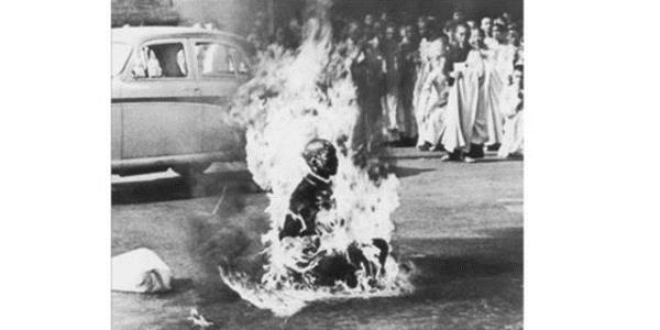 <p><b>1963 Malcolm W. Browne, ABD</b></p>    Budist rahip Thich Quang Duc, Gney Vietnam Hkmeti'nin din adamlarna eziyet etmesini kendini yakarak protesto ediyor. Rahip yanarak lrken hi ses karmad ve kprdamad...