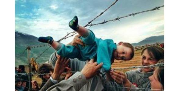 <p><b>2000 Carol Guzy</b></p>    Pulitzer dll bir fotoraf daha. 2 yandaki Agim Shala, Birleik Arap Emirlikleri'nin Arnavutluk'ta kurduu kampta dikenli teller zerinden byk anne ve byk babasnn ellerine teslim ediliyor...