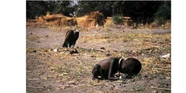 <p><b>Kevin Carter</b></p>    Birlemi Milletler yemek kampna ulamaya alan ocuun fotoraf Kevin Carter ekti...