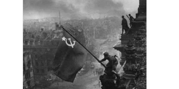 <p><b>1945 Yevgeny Khaldei</b></p>    kinci Dnya Sava'nda Almanya'nn dt an. ki Sovyet askeri Raqymzhan Qoshqarbaev ve Georgij Bulatov, Berlin'deki Reichstag binasna Sovyetler Birlii bayran dikiyor...