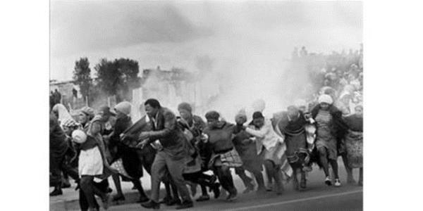<p><b>1977 Leslie Hammond, Gney Afrika</b></p>    Gney Afrika'da evlerinin yklmasn protesto eden halka polis gzyaartc bombayla yant veriyor. Gzyaartc bomba etkisini yakndan hisseden Hammond, sadece birka poz ekebiliyor...