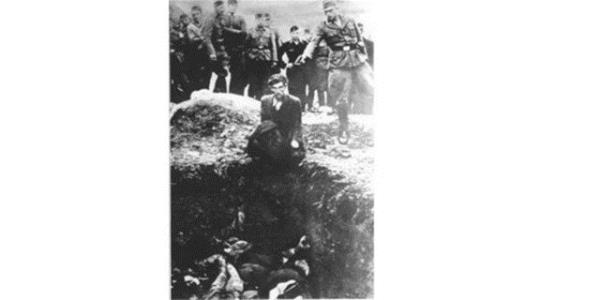 <p><b>1941 Murray Becker</b></p>    nsanlk tarihinin en karanlk dnemlerinden birini yanstan bu kare kinci Dnya Sava'ndan. Ukrayna'y igal eden Alman birlikleri blgedeki Yahudi nfusu Bab Yar denilen blgeye gtrp hepsini toplu halde infaz etti. Bu kare o dnemde Alman ordusunda grev yapan bir asker tarafndan ekildi...