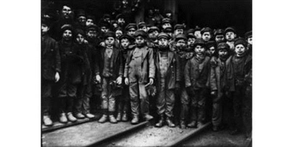 ocuk iiliinin dnyada yasaklanmasna neden olan bu fotorafta, kmr ve barut iinde kullanlan ocuklar ABD'de seyahat ederken grlyor...