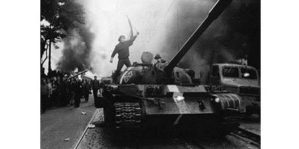 <p><b>1968 Josef Koudelka</b></p>    Ruslarn ekoslavakya'y igali srasnda tanklarn Prag'a girii fotoraflara byle yansd...