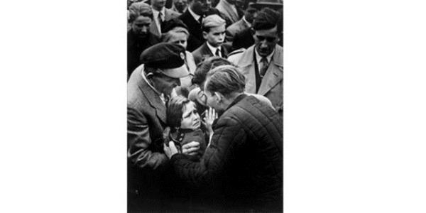 <p><b>1956 Helmuth Pirath</b></p>    kinci Dnya Sava srasnda Sovyetler Birlii tarafndan esir alnan bir Alman'n yllar sonra kzyla bulumas Pirath'a Pulitzer dl kazandrd...