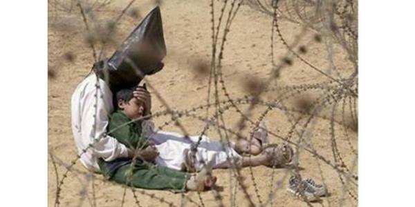 <p><b>2003 Jean-Marc Bouju, Fransa</b></p>    Irakl adam, sava esirlerinin tutulduu blgede ocuunu rahatlatmaya alyor...