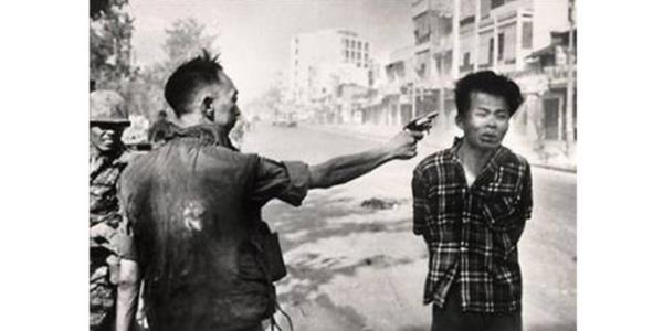 <p><b>1968 Eddie Adams, ABD</b></p>    1 ubat 1968. Gney Vietnam Polis efi Nguyen Ngoc Loan, Viet Kong'lu olduundan phelendii genci ldrrken...