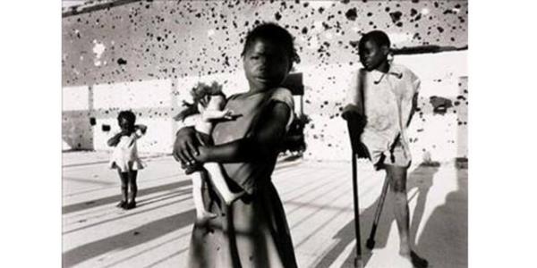 <p><b>1996 Francesco Zizola, talya</b></p>    Angola'daki i savata ldrlen ve ok iinde yaayan kk ocuklar...