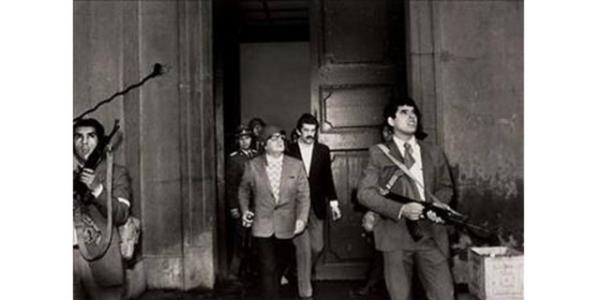 <p><b>1973 Fotoraf kimin ektii bilinmiyor</b></p>    ili'de demokratik seimle gelen Bakan Salvador Allende'nin askeri darbe srasnda lmnden birka saniye ncesi. Fotoraf eken kiinin "kiisel gvenlii" iin adnn aklanmasn istemedii sanlyor...