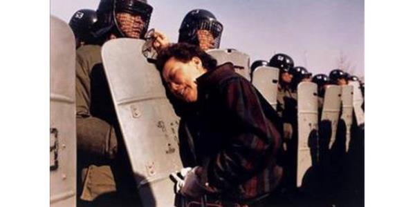 <p><b>1987 Anthony Suau, ABD</b></p>    Gney Kore'de bir anne, Bakanlk seiminde yolsuzluk yapld iddiasyla katld gsteride tutuklanan olu iin zr ve af diliyor...