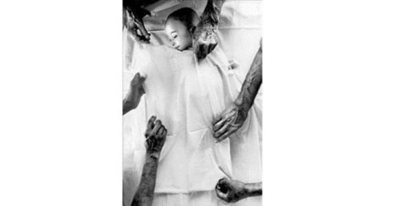 <p><b>2001 Erik Refner, Danimarka</b></p>    Pakistan'daki kampta hayata veda eden bir Afgan mlteci ocuk cenazesi iin hazrlanyor...