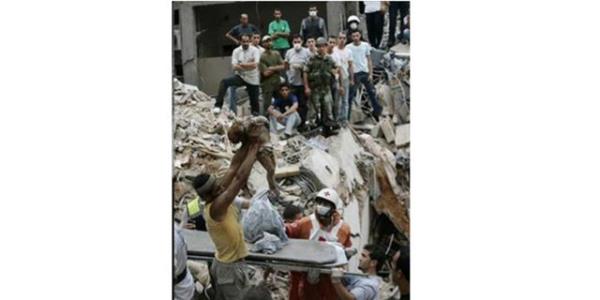 <p><b>AFP</b></p>    Lbnanl bir gen srail kuvvetleri tarafndan bombalanan binann ykntlarndan kartlan bebei tutuyor...