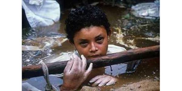 <p><b>1985 Frank Fournier</b></p>    Kolombiya'daki Nevado del Ruiz yanardann pskrtt lavlarn 25 bin kurbanndan biri de Omayra Sanchez'di. 3 gndr sular iinde kalan 13 yandaki Sanchez bu kare ekildikten ksa sre sonra ld. Bu fotoraf Fournier'ye Pulitzer kazandrd...