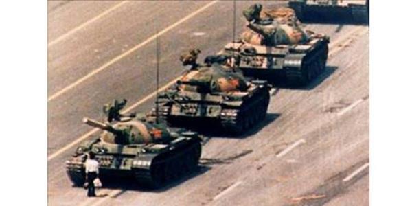 <p><b>1989 Charlie Cole, ABD</b></p>    in'de bir gsterici, demokratik reformlar iin yaplan protestolar srasnda tanklarn karsna dikiliyor...