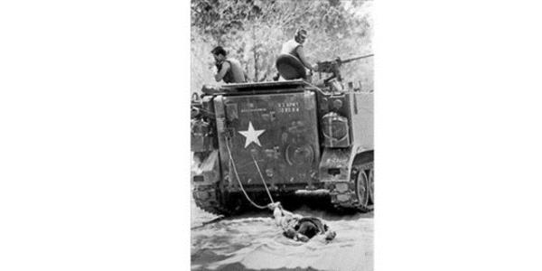 <p><b>1966 Kyoichi Sawada, Japonya</b></p>    ABD birlikleri Gney Vietnam'da Vietkong'lu l bir askeri srklerken... dl 2 yl stste kazanan Japon fotoraf Swada'y, tank olduu grntler o kadar ypratt ki ald dllere hi sevinemedi. Kamboya'da bir grevdeyken 1970'de ldrld.